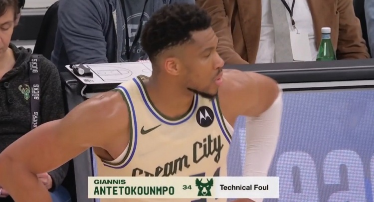 世界杯注册账号-看不到一点希望！字母哥拿球怒砸篮架泄愤吃到技犯