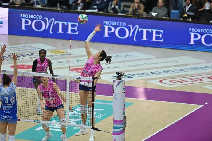 世界杯官方认证-31岁朱婷斩21分 率意甲豪门让二追三大逆转 获官方MVP+用英文受访