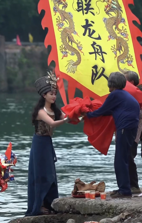 世界杯官方认证-麻阳龙舟队训练备战龙超，出征时会抬龙舟到河边，曾因手推肩扛50公里硬核护送火出圈|潇湘晨报·晨视频|龙舟比赛|湖南省|怀化市|活动_新浪体育_新浪新闻